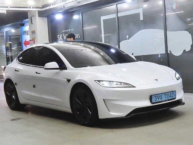 2024 Tesla Model 3 퍼포먼스
