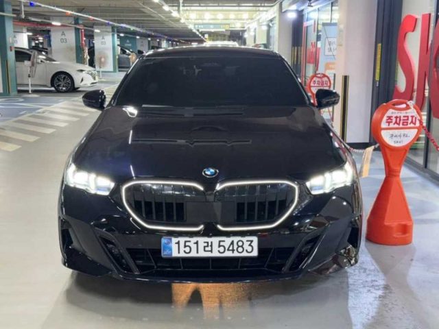 2025 BMW 5 Series (G60) 520i M 스포츠