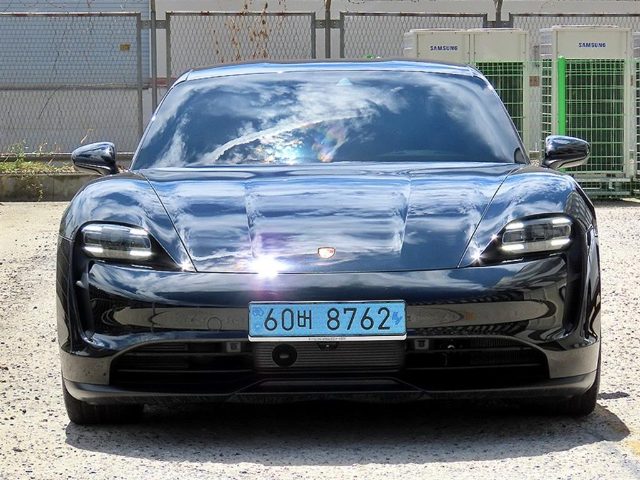 2022 Porsche Taycan 베이스