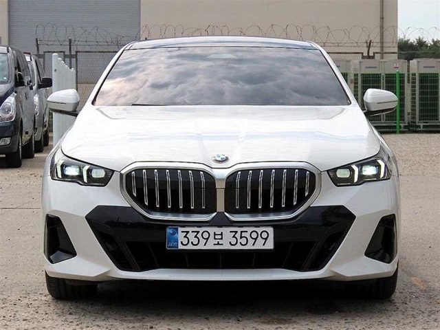 2025 BMW 5 Series (G60) 520i M 스포츠