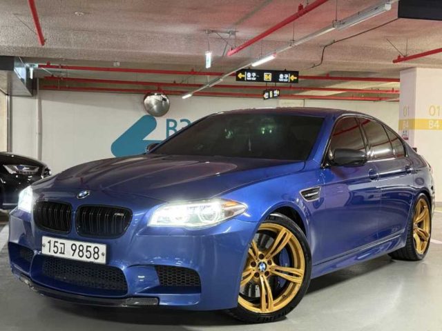 2015 BMW M5 (F90, F10) M5 세단