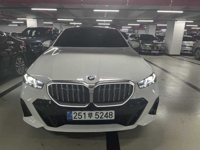 2025 BMW 5 Series (G60) 523d M 스포츠