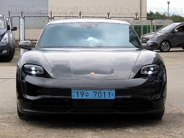 2022 Porsche Taycan 베이스