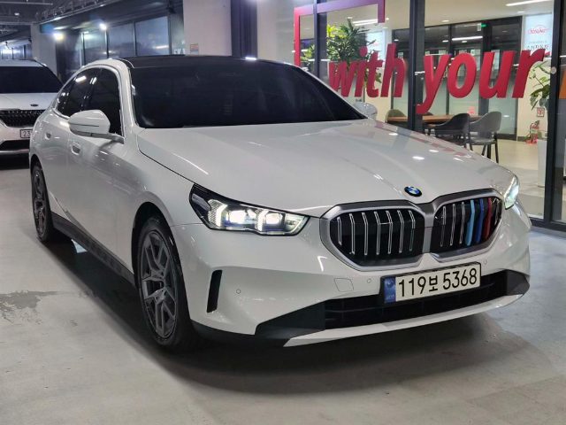 2024 BMW 5 Series (G60) 520i M 스포츠