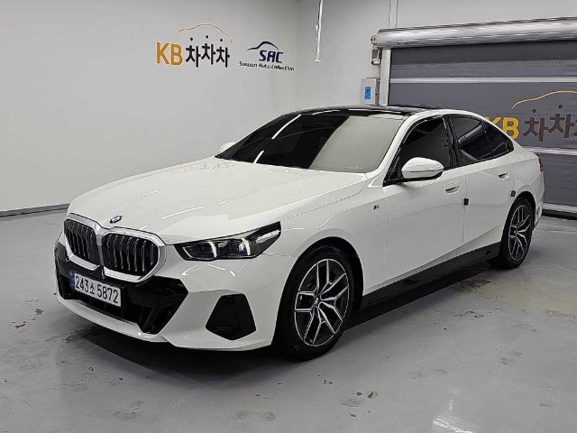 2025 BMW 5 Series (G60) 520i M 스포츠