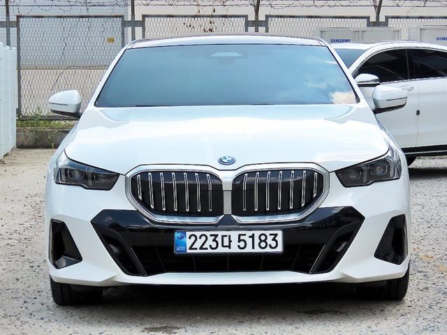 2025 BMW 5 Series (G60) 530e M 스포츠