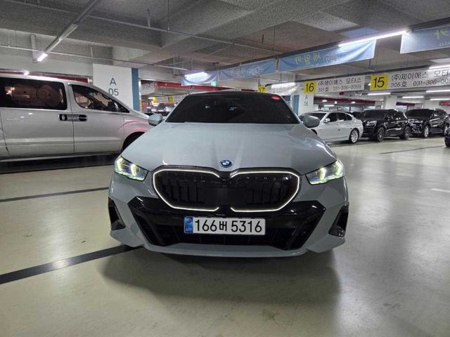 2025 BMW 5 Series (G60) 530e M 스포츠