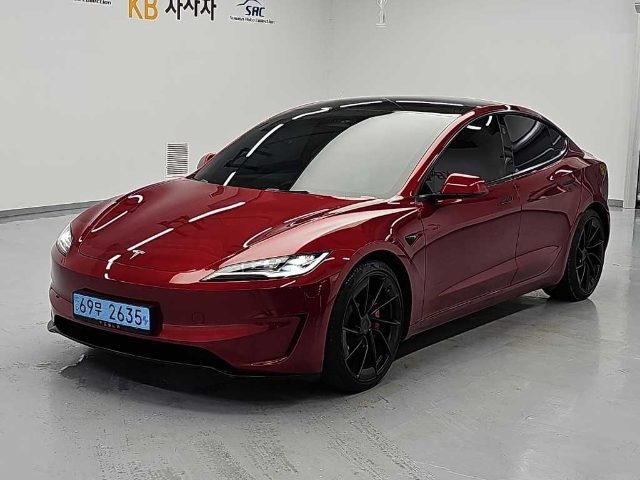 2025 Tesla Model 3 퍼포먼스