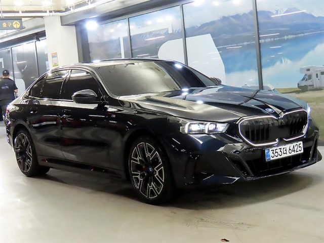 2024 BMW 5 Series (G60) 530e M 스포츠 프로