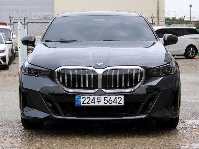 2025 BMW 5 Series (G60) 520i M 스포츠