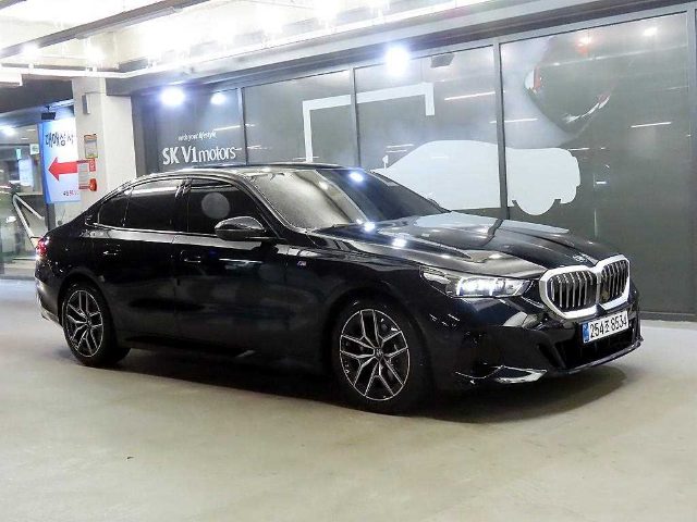 2025 BMW 5 Series (G60) 520i M 스포츠