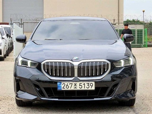 2024 BMW 5 Series (G60) 530e 기본형
