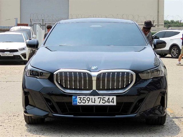 2025 BMW 5 Series (G60) 530e M 스포츠