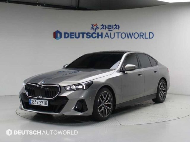 2025 BMW 5 Series (G60) 520i M 스포츠