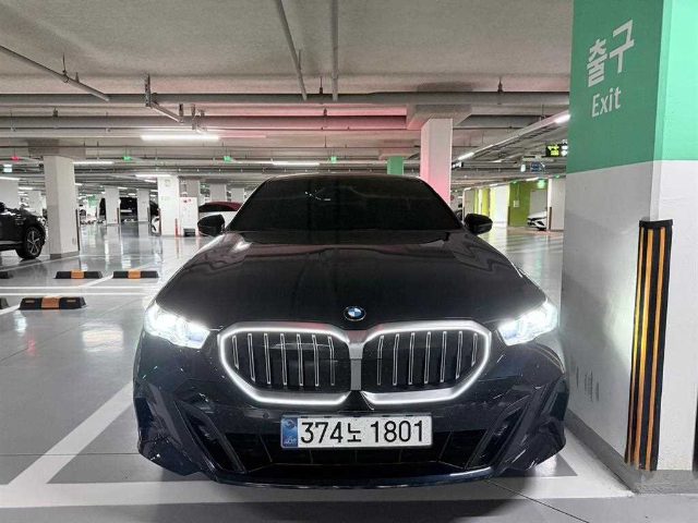 2025 BMW 5 Series (G60) 520i M 스포츠