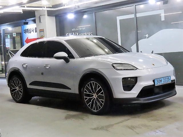 2025 Porsche Macan EV 4