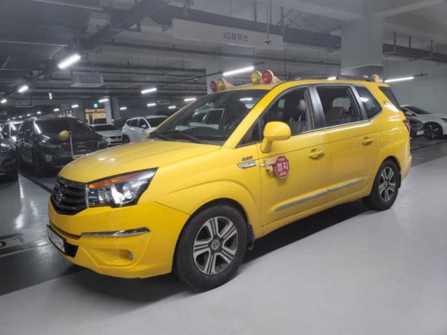 2015 KG Mobility Korando Turismo 4WD GT 9인승
