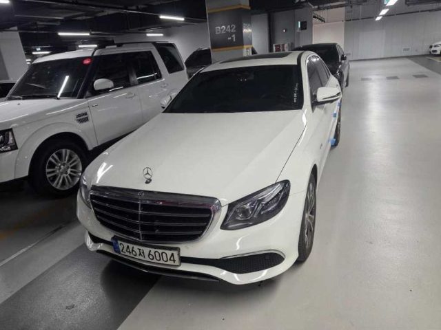 2020 Mercedes-Benz E-Class W213 E300e 4MATIC 익스클루시브