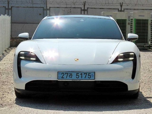 2023 Porsche Taycan 베이스